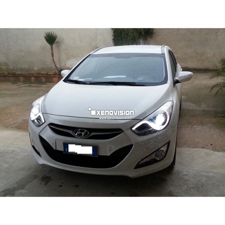 <p>Kit Xenon Focus Pro Korea 35W specifico per il faro della Hyundai i40 in tinta con i Led originali. Plug&amp;Play zero spie, contiene tutto l'occorrente. Luce Bianco Solare come i Led originali.</p>
<p>&nbsp;</p>