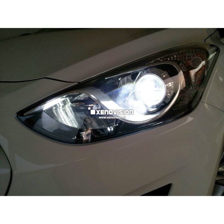 <p>Kit Xenon Lampade XE 35W specifico per il faro della Hyundai i30 e Luci Posizione a Led in tinta. Plug&amp;Play zero spie, contiene tutto l&#39;occorrente. Luce Bianco Lunare 6100k.</p><p>&nbsp;</p>