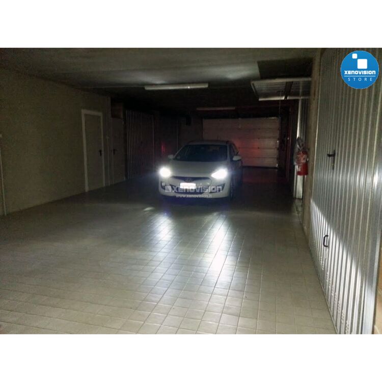 <p>Kit Xenon Lampade XE 35W specifico per il faro della Hyundai i30 e Luci Posizione a Led in tinta. Plug&amp;Play zero spie, contiene tutto l&#39;occorrente. Luce Bianco Lunare 6100k.</p><p>&nbsp;</p>