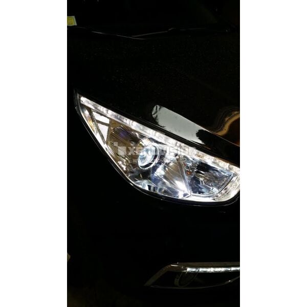 <p>Kit Xenon Lampade XE 35W specifico per il faro della Hyundai IX35 e Luci Posizione a Led in tinta. Plug&amp;Play zero spie, contiene tutto l&#39;occorrente. Luce Bianco Lunare 6000k.</p>