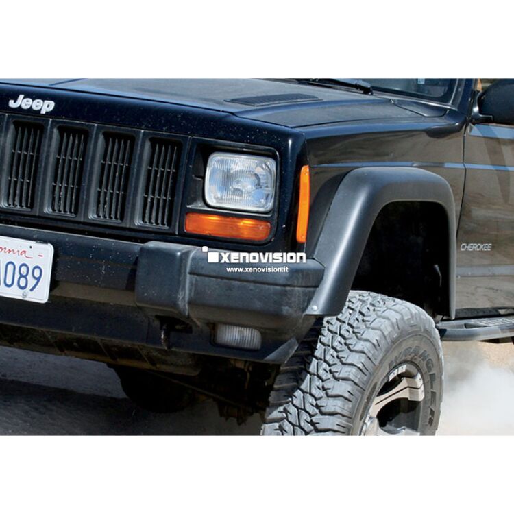 <p>Kit Xenon 35W specifico per il faro della Jeep Cherokee XJ dal 1984 al 2001 e Luci Posizione a Led in tinta. Plug&amp;Play zero spie, contiene tutto l'occorrente. Luce Bianco Lunare 6000k.</p>