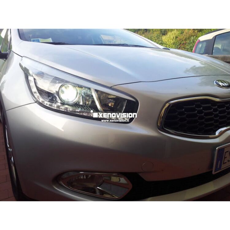 <p>Kit Xenon 35W specifico per il faro della Kia Ceed. Plug&amp;Play zero spie, contiene tutto l'occorrente. Luce Bianco Solare 5000k.</p>
<p>&nbsp;</p>