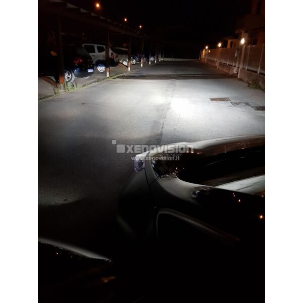 <p>Kit Xenon 35W specifico per il faro della Kia Ceed. Plug&amp;Play zero spie, contiene tutto l'occorrente. Luce Bianco Solare 5000k.</p>
<p>&nbsp;</p>