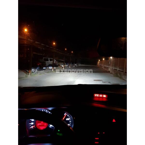 <p>Kit Xenon 35W specifico per il faro della Kia Ceed. Plug&amp;Play zero spie, contiene tutto l'occorrente. Luce Bianco Solare 5000k.</p>
<p>&nbsp;</p>