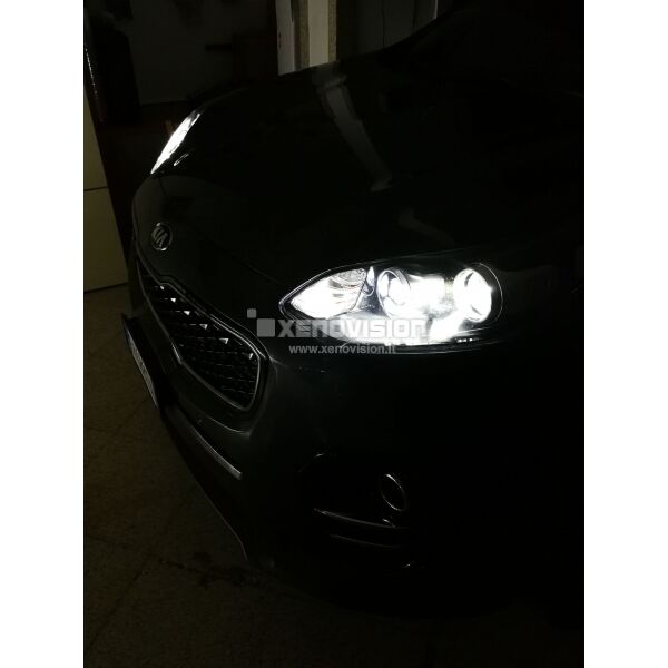 <p>Kit Xenon 35W specifico per il faro della Kia Sportage IV dal 2016 in poi. Plug&amp;Play zero spie, contiene tutto l'occorrente. Luce Bianco Lunare 6000k.</p>
<p>&nbsp;</p>