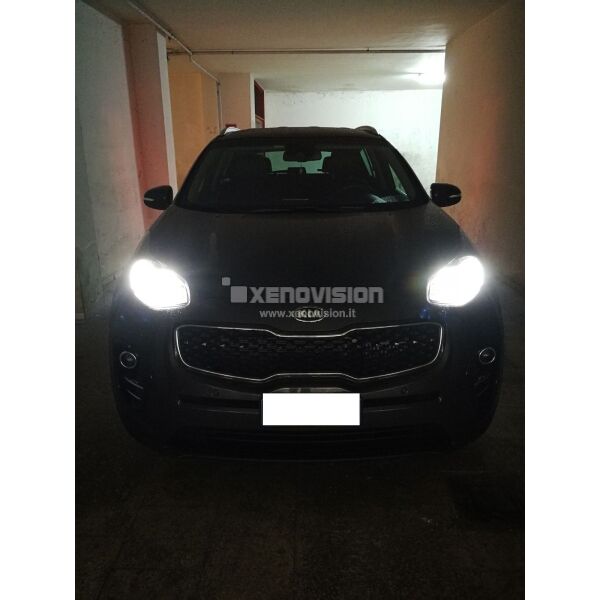 <p>Kit Xenon 35W specifico per il faro della Kia Sportage IV dal 2016 in poi. Plug&amp;Play zero spie, contiene tutto l'occorrente. Luce Bianco Lunare 6000k.</p>
<p>&nbsp;</p>