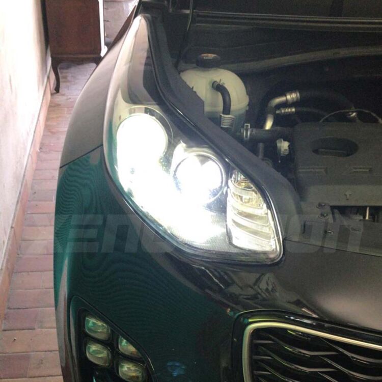 <p>Kit Xenon 35W specifico per il faro della Kia Sportage IV dal 2016 in poi. Plug&amp;Play zero spie, contiene tutto l'occorrente. Luce Bianco Lunare 6000k.</p>
<p>&nbsp;</p>