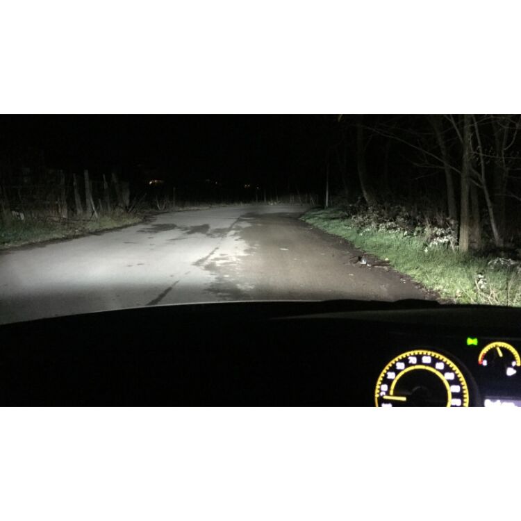 <p>Kit BiXenon 35W specifico per il faro della Lancia Ypsilon 2011 in poi e Luci Posizione a Led in tinta. Plug&amp;Play zero spie, contiene tutto l'occorrente. Luce Bianco Lunare 6000k.</p>