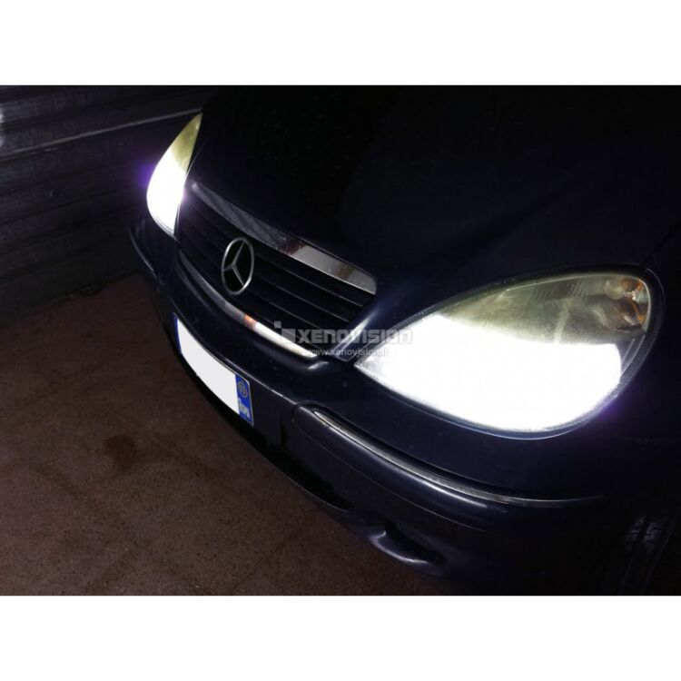 Kit Xenon Focus Pro Korea 35W specifico per il faro della Mercedes Classe A W168 dal 1997 al 2004. Plug&amp;Play zero spie, contiene tutto l&#39;occorrente. Luce Bianco Lunare 6100k.