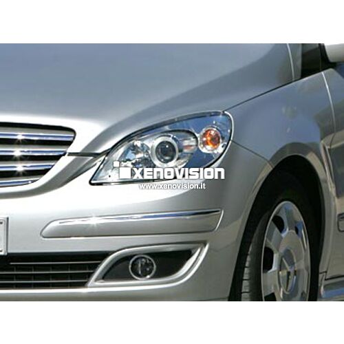 <p>Kit Xenon 35W specifico per il faro della Mercedes Classe B W245 e Luci Posizione a Led in tinta. Plug&amp;Play zero spie, contiene tutto l'occorrente. Luce Bianco Lunare 6000k.</p>