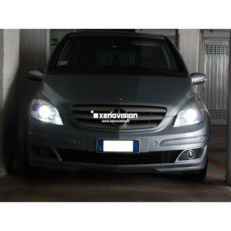 <p>Kit Xenon 35W specifico per il faro della Mercedes Classe B W245 e Luci Posizione a Led in tinta. Plug&amp;Play zero spie, contiene tutto l'occorrente. Luce Bianco Lunare 6000k.</p>