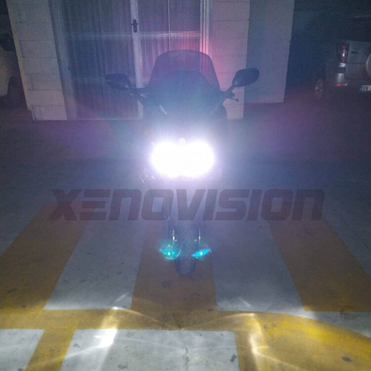 <p>La pi&ugrave; piccola centralina di sempre. Massima robustezza, affidabilit&agrave;, controllo digitale a 64Bit esclusivo XENOVISION - Kit xeno bilampada completo, modello fino al 2011. Kit composto da due lampade e due centraline, studiato per T-Max.<br />Garanzia centralina: <strong>3</strong> <strong>Anni</strong> | Professionale, Ultrasottile.</p>