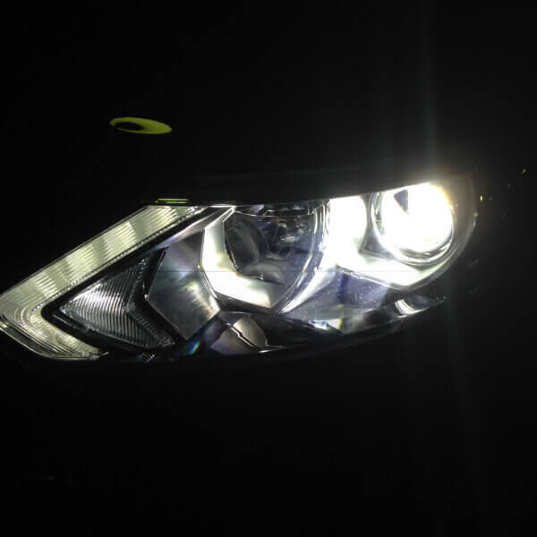 <p>Kit Xenon 35W specifico per il faro della Nissan Qashqai dal 2014 in poi. Plug&amp;Play zero spie, contiene tutto l'occorrente. Luce Bianco Solare&nbsp; 5000k.</p>