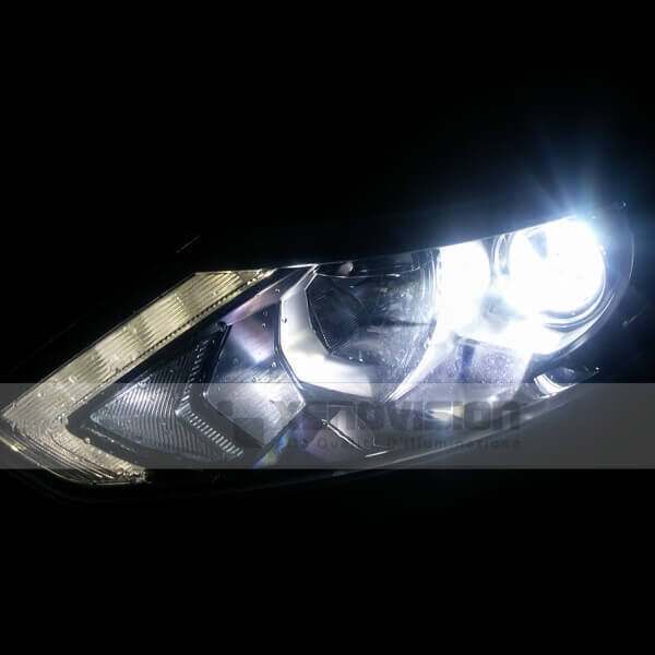 <p>Kit Xenon 35W specifico per il faro della Nissan Qashqai dal 2014 in poi. Plug&amp;Play zero spie, contiene tutto l'occorrente. Luce Bianco Lunare 6000k.</p>