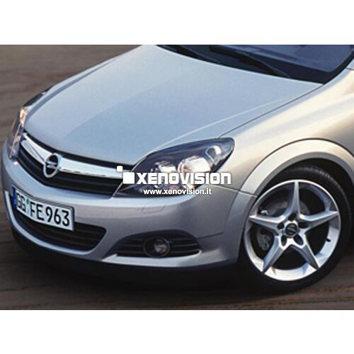 <p>Kit Xenon 35W specifico per il faro della Opel Astra H e Luci Posizione a Led in tinta. Plug&amp;Play zero spie, contiene tutto l&#39;occorrente. Luce Bianco Lunare 6000k.</p>