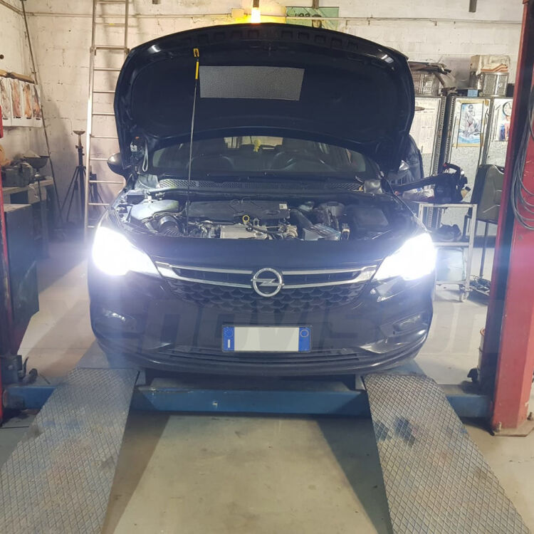 <p>Kit Xenon Specifico per i fari della tua Opel Astra K. Engineered by Xenovision - Qualit&agrave; Massima.</p>