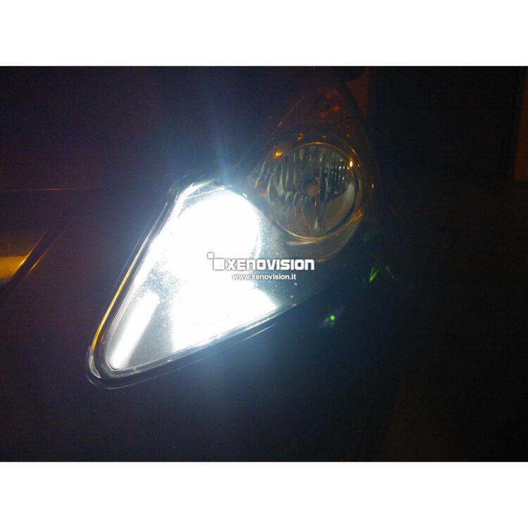 <p>Kit Xenon Canbus 35W specifico per il faro della Opel Corsa 2006 a 2010 comprensivo di luci posizione a Led in tinta. Plug&amp;Play zero spie, contiene tutto l'occorrente. Luce Bianco Lunare 6000k.</p>