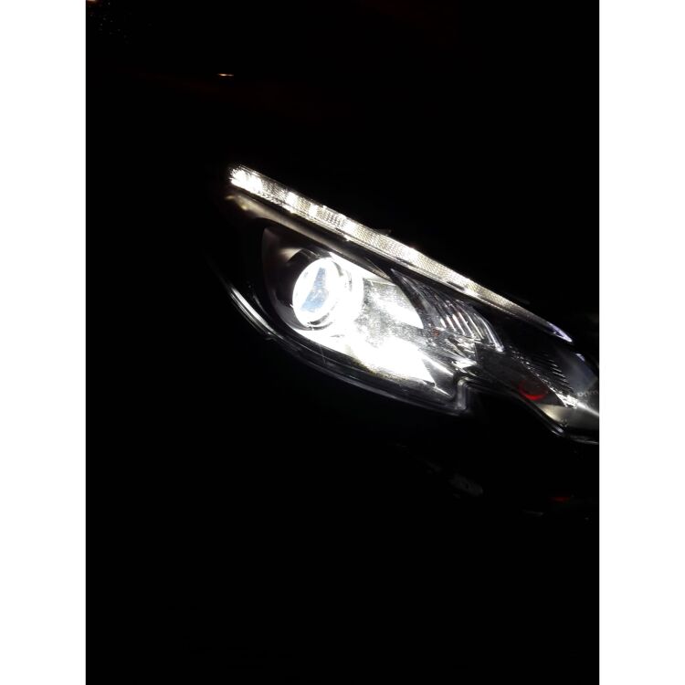 <p>Kit Xenon 35W con lampade specifiche per il faro della Opel Mokka. Plug&amp;Play zero spie, contiene tutto l'occorrente. Luce Bianco Lunare 6000K</p>