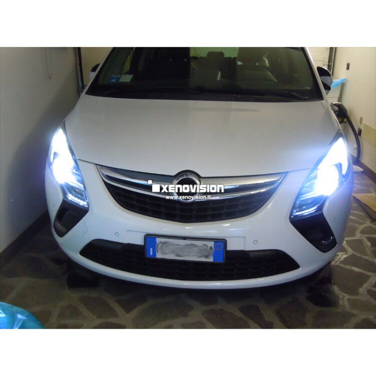 <p>Kit Xenon 35W specifico per il faro della Opel Zafira Tourer 2012 a 2016. Plug&amp;Play zero spie, contiene tutto l'occorrente. Luce Bianco Lunare 6000k.</p>