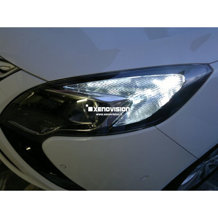 <p>Kit Xenon 35W specifico per il faro della Opel Zafira Tourer 2012 a 2016. Plug&amp;Play zero spie, contiene tutto l'occorrente. Luce Bianco Lunare 6000k.</p>