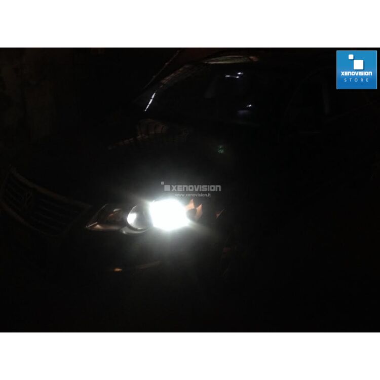 <p>Kit Xenon Lampade XE 35W specifico per il faro della Volkswagen Passat e Luci Posizione a Led in tinta. Plug&amp;Play zero spie, contiene tutto l'occorrente. Luce Bianco Lunare 6100k.</p>
