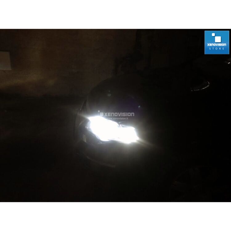 <p>Kit Xenon Lampade XE 35W specifico per il faro della Volkswagen Passat e Luci Posizione a Led in tinta. Plug&amp;Play zero spie, contiene tutto l'occorrente. Luce Bianco Lunare 6100k.</p>