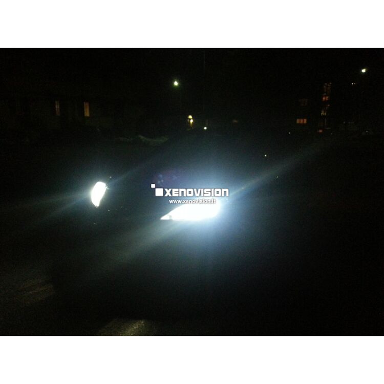 <p>Kit Xenon 35W specifico per il faro della Peugeot 207 e Luci Posizione a Led in tinta. Plug&amp;Play zero spie, contiene tutto l&#39;occorrente. Luce Bianco Lunare 6000k.</p>