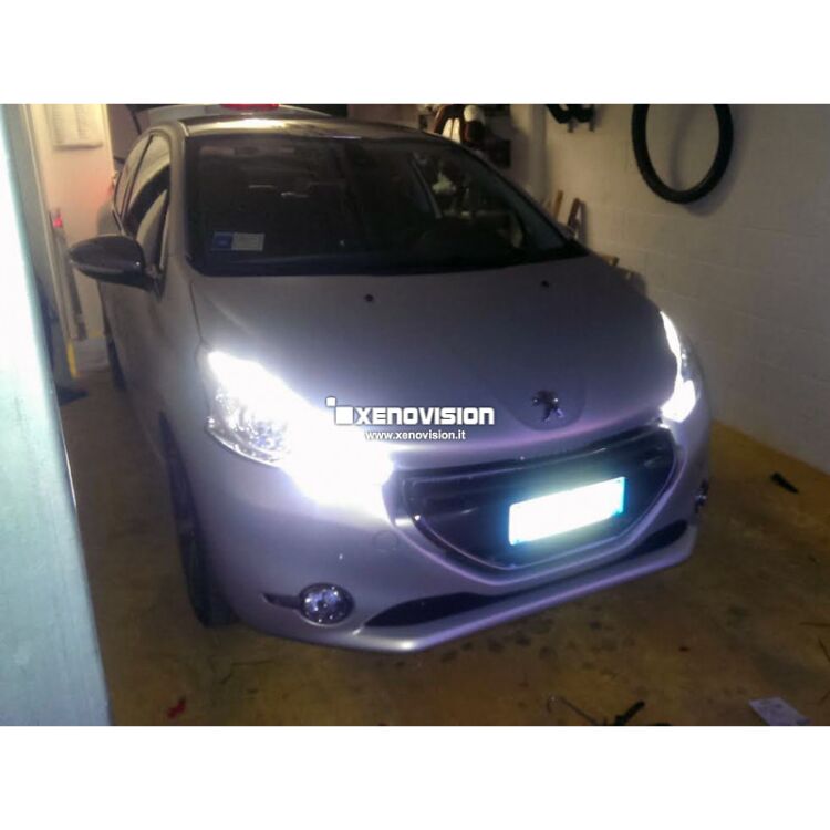 <p>Kit Xenon 35W specifico per il faro della Peugeot 208. Plug&amp;Play zero spie, massima protezione tergicristalli. Luce in tinta con i Led originali</p>
