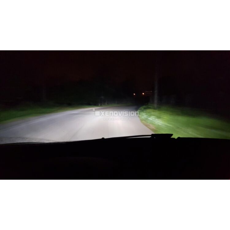 <p>Kit Xenon 35W e Luci Posizione a Led in tinta, pacchetto specifico per Renault Clio III con fari lenticolari come in foto. Plug&amp;Play, contiene tutto l'occorrente. Luce Bianco Lunare 6000k &nbsp;</p>