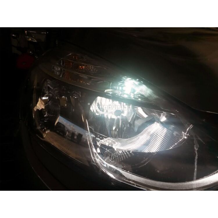 <p>Kit Xenon 35W con lampade FocusPRO Korea specifico per il faro della Renault Clio IV e Luci Posizione a Led in tinta. Plug&amp;Play zero spie, contiene tutto l'occorrente. Luce Bianco Lunare 6100k.</p>
<p>&nbsp;</p>