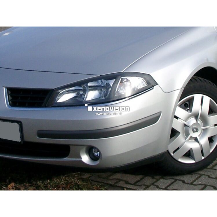 <p>Kit Xenon 35W specifico per il faro della Renault Laguna II Serie, 2001 a 2007, e Luci Posizione Led in tinta. Plug&amp;Play zero spie, contiene tutto l'occorrente. Luce Bianco Lunare 6000k.</p>