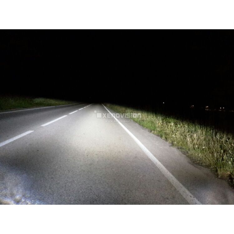 <p>Kit Xenon Focus Pro Korea 35W specifico per il faro della Seat Altea dal 2004 in poi e Luci Posizione a Led in tinta. Plug&amp;Play zero spie, contiene tutto l&#39;occorrente. Luce Bianco Lunare 6100k.</p>