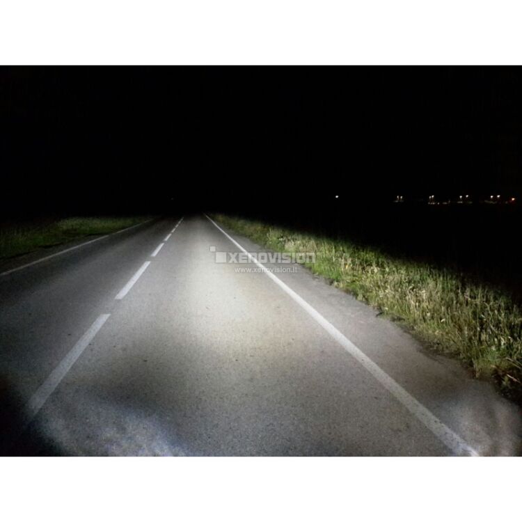 <p>Kit Xenon Focus Pro Korea 35W specifico per il faro della Seat Altea dal 2004 in poi e Luci Posizione a Led in tinta. Plug&amp;Play zero spie, contiene tutto l&#39;occorrente. Luce Bianco Lunare 6100k.</p>