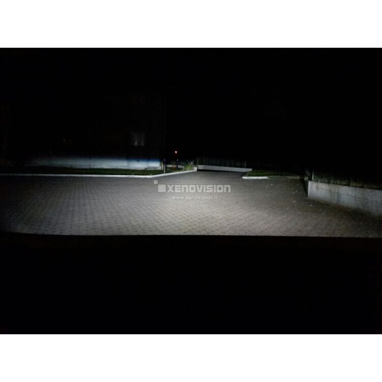 <p>Kit Xenon Focus Pro Korea 35W specifico per il faro della Seat Altea dal 2004 in poi e Luci Posizione a Led in tinta. Plug&amp;Play zero spie, contiene tutto l&#39;occorrente. Luce Bianco Lunare 6100k.</p>
