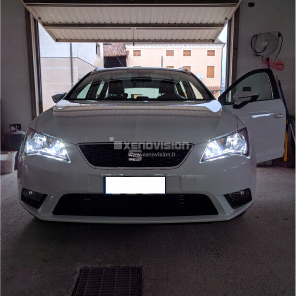 <p>Kit Xenon Focus Pro Korea 35W specifico per il faro della Seat Leon dal 2013 in poi. Plug&amp;Play zero spie, contiene tutto l&#39;occorrente. Luce Bianco Lunare 6100k.</p>