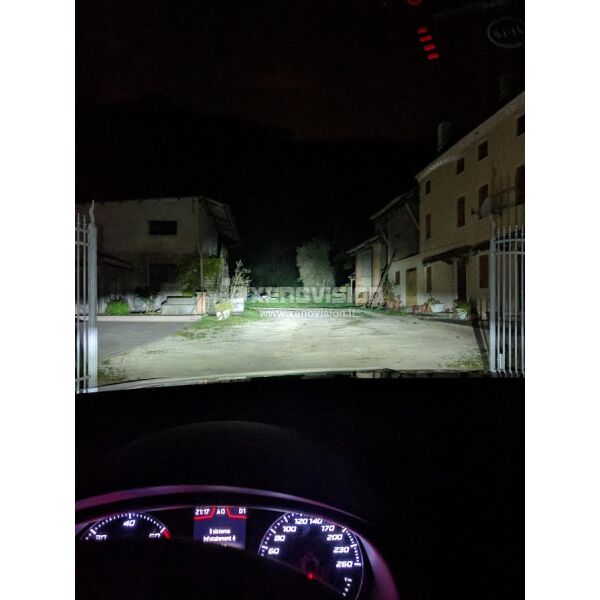 <p>Kit Xenon Focus Pro Korea 35W specifico per il faro della Seat Leon dal 2013 in poi. Plug&amp;Play zero spie, contiene tutto l&#39;occorrente. Luce Bianco Lunare 6100k.</p>