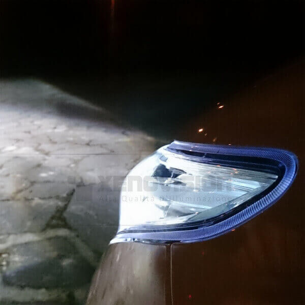 <p>Kit Xenon 35W specifico per il faro della Toyota Auris, con lampade specifiche introvabili, a 6000k. Plug&amp;Play zero spie, contiene tutto l&#39;occorrente. L&#39;unico con lampade Xenon in tinta con i Led originali del faro.&nbsp; </p>