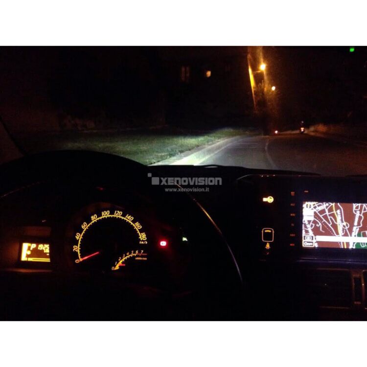 <p>Kit Xenon 35W specifico per il faro della Toyota IQ , Luci Targa e Luci Posizione a Led in tinta. Plug&amp;Play zero spie, contiene tutto l'occorrente. Luce Bianco Lunare 6000k</p>