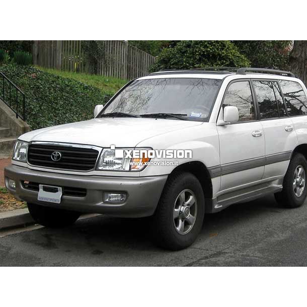 <p>Kit Xenon 55W specifico per il faro della Toyota Land Cruiser con innesto HB4 e Luci Posizione a Led in tinta. Plug&amp;Play zero spie, contiene tutto l'occorrente. Luce Bianco Lunare 6000k.</p>