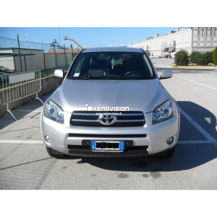 <p>Kit Xenon 35W specifico per il faro della Toyota RAV4 e Luci Posizione Led in tinta. Plug&amp;Play zero spie, contiene tutto l&#39;occorrente. Luce Bianco Lunare 6000k.</p>