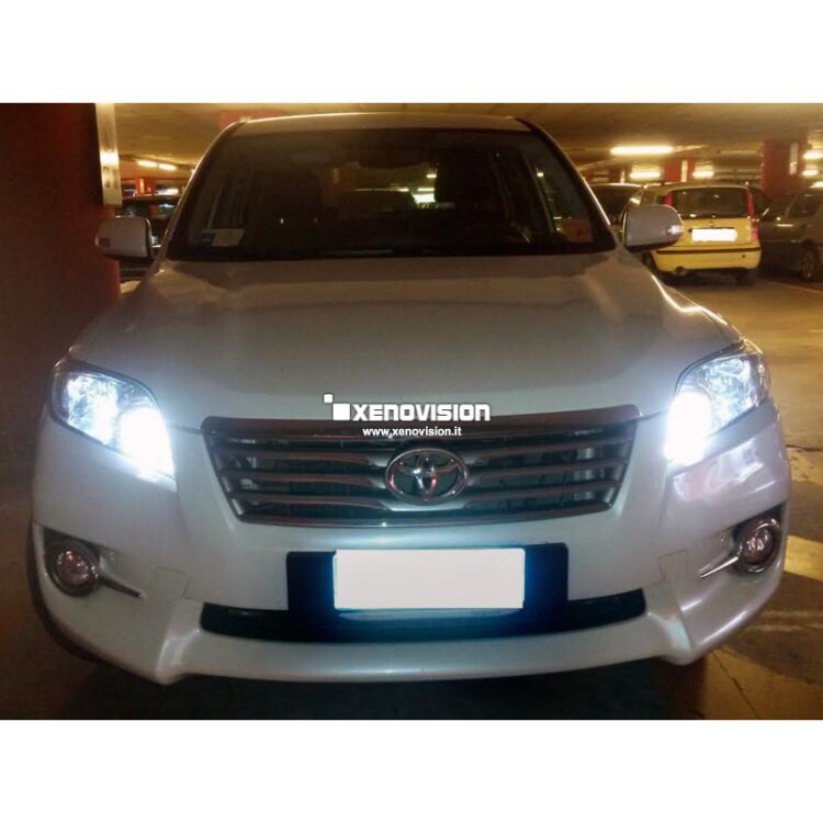 <p>Kit Xenon 35W specifico per il faro della RAV 4 e Luci Posizione a Led in tinta. Plug&amp;Play zero spie, contiene tutto l'occorrente. Luce Bianco Solare 5000k.</p>
<div>&nbsp;</div>
<p>&nbsp;</p>
