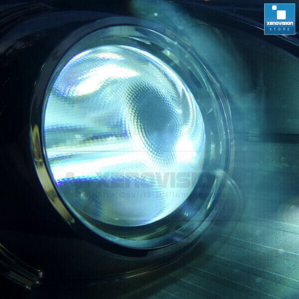 <p>Kit Xenon 35W specifico per il faro della Toyota Verso e Luci Posizione Led in tinta. Plug&amp;Play zero spie, contiene tutto l&#39;occorrente. Luce Bianco Lunare 6000k.</p>