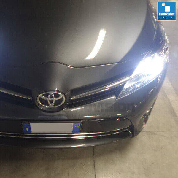 <p>Kit Xenon 35W specifico per il faro della Toyota Verso e Luci Posizione Led in tinta. Plug&amp;Play zero spie, contiene tutto l&#39;occorrente. Luce Bianco Lunare 6000k.</p>