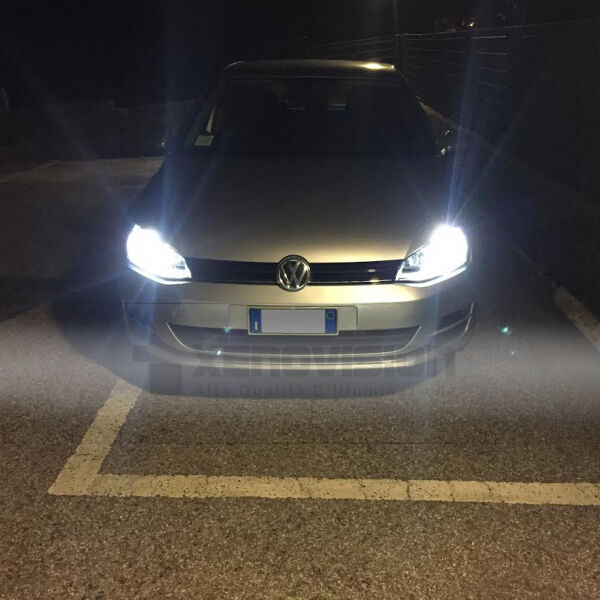 <p>Kit Xenon Specifico per i fari della tua VW Golf VII. Engineered by Xenovision - Qualit&agrave; Massima.</p>