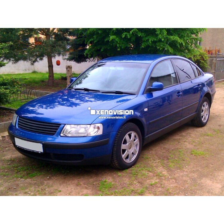 Kit Xenon Focus Pro Korea 35W specifico per il faro della VW Passat. Plug&amp;Play zero spie, contiene tutto l&#39;occorrente. Luce Bianco Lunare 6100k.