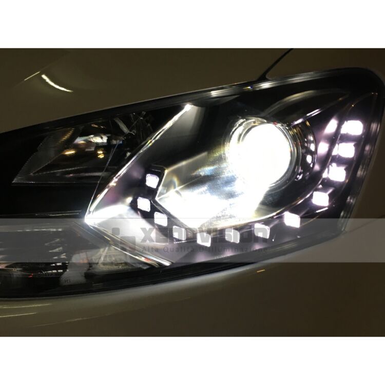 <p>Kit Xenon FocusPRO Korea 35W specifico per il faro della VW Polo 6R Highline e Luci Posizione a Led in tinta. Plug&amp;Play zero spie, contiene tutto l'occorrente. Luce Bianco Lunare 6000K.</p>
<p>&nbsp;</p>