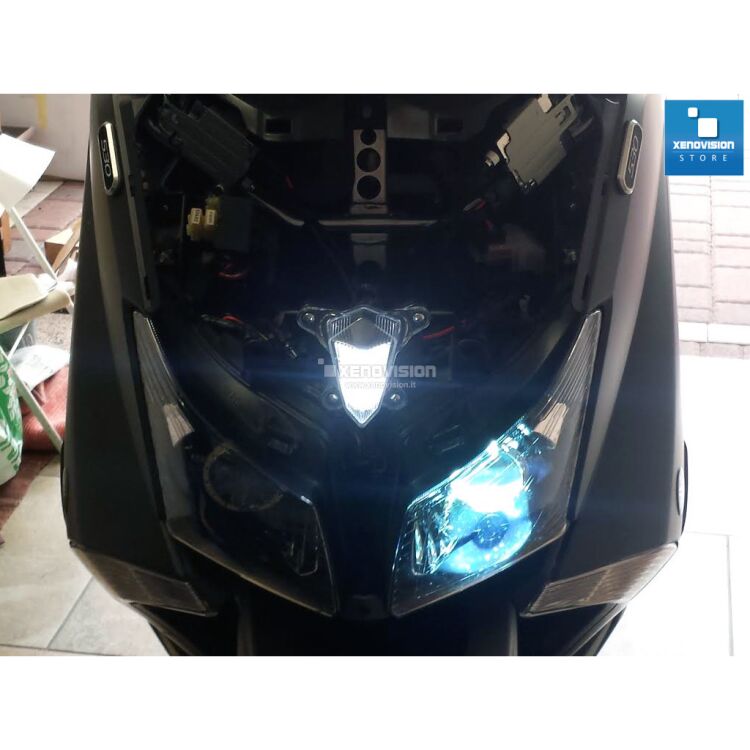 Kit Xenon 35W specifico per il faro del Yamaha T-Max 530 dal 2012 in poi. Plug&amp;Play zero spie, contiene tutto l&#39;occorrente. Luce Bianco Lunare 6000k.