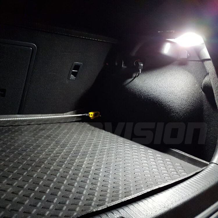 <p><strong>700Lumen - </strong>Led bagagliaio per VW Golf V, Golf VI, Tiguan, Touran, Scirocco, Polo, Passat, ecc e anche Seat Altea, Ibiza, Leon, Cordoba, Toledo ecc. Luce bianco Lunare 6000k, illumina in modo omogeneo il bagagliaio 5 volte di pi&ugrave; rispetto alla luce a incandescenza originale.</p>