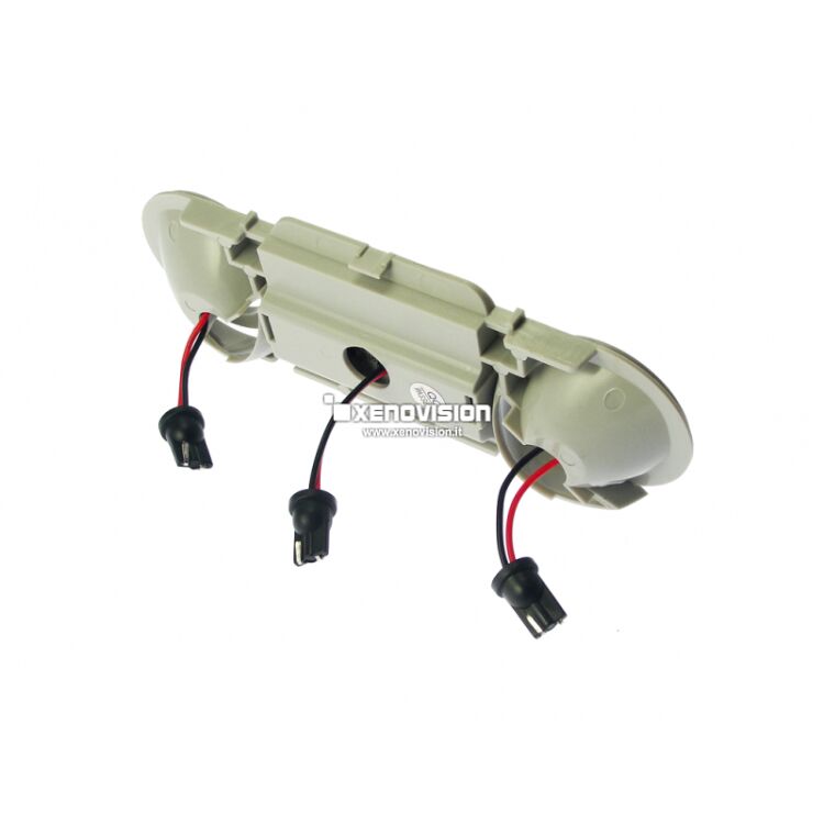 <p>Kit Led Luci Cortesia Posteriori per VW Golf 4 5 e Passat. Rimpiazzano Plug&amp;Play le lampadine delle vostre plafoniere sul soffitto dell'auto, aumentando notevolmente la luminosit&agrave; dell'interno, con un'illuminazione di un bianco purissimo 6000k. Qualit&agrave; Garantita Xenovision.</p>