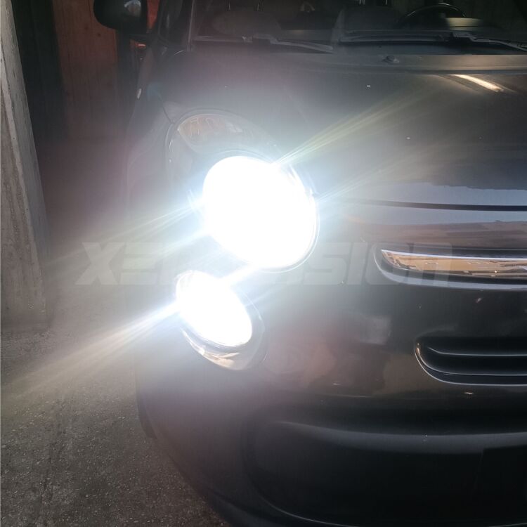 Coppia <strong>Luci diurne LED</strong> per Fiat <strong>500L </strong>  2012 - 2017. Lampadine premium <strong>T20</strong> ultra luminose e super canbus, modello Pyramid Xenovision.